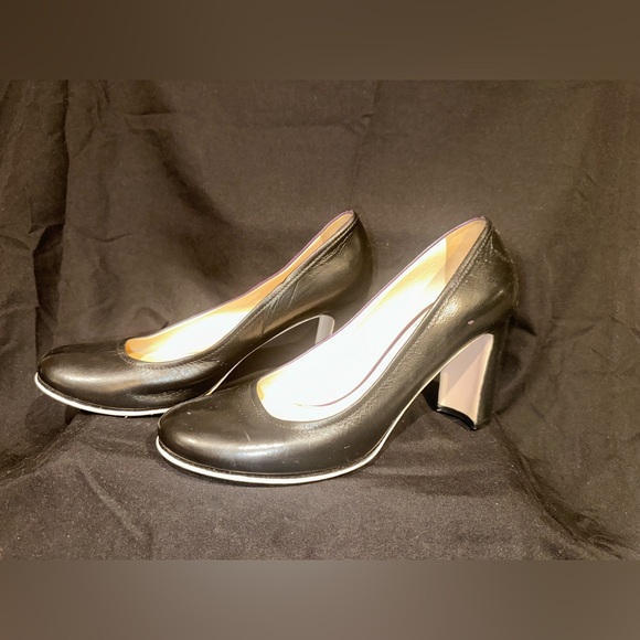 ⭐️FALL SALE⭐️ Prada Black Leather Heels. Sz 40 With a 3.5 inch heel - Picture 1 of 6